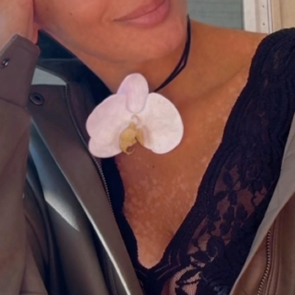 Orchid necklace on leather - Picture 2 of 8